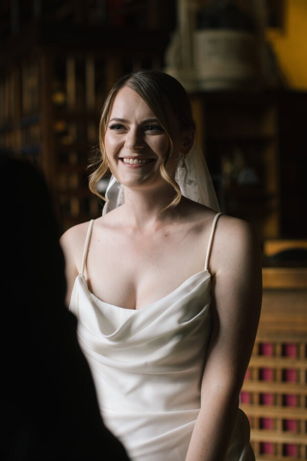 bride in the Duke Humfrey’s Library as their ceremony backdrop